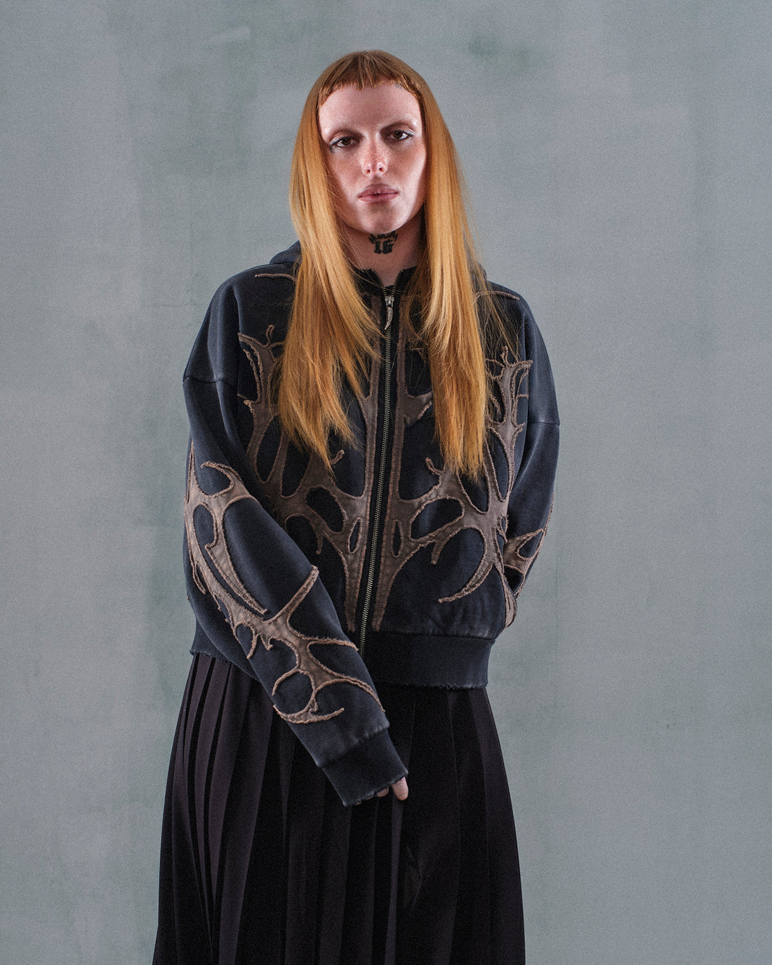 Mehrlagiger Hoodie mit Totenkopf-Print